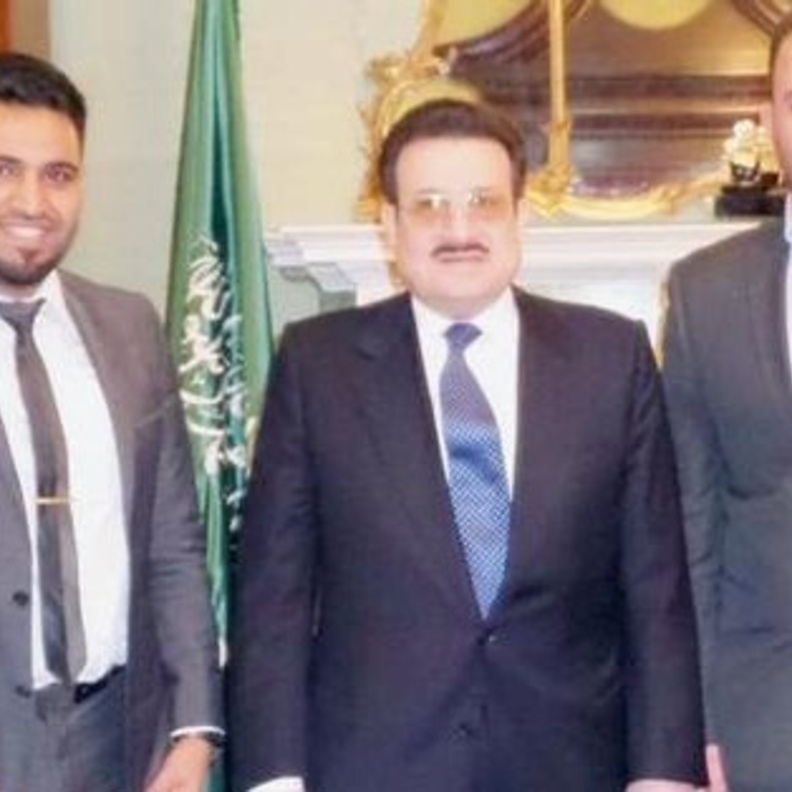 اعضاء فريق العمل بصحبة سفير المملكة