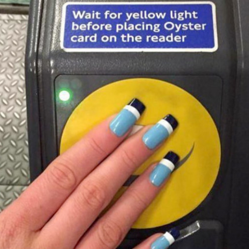 طلاء الأظافر .. وسيلة جديدة لدفع أجرة المواصلات العامة في لندن !