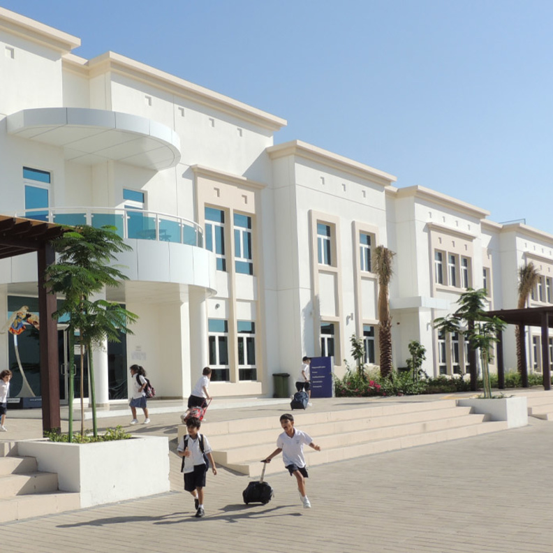 تطبيق التعليم الهجين للطلبة من خلال الجمع بين التعليم التقليدي أو الواقعي في الإمارات