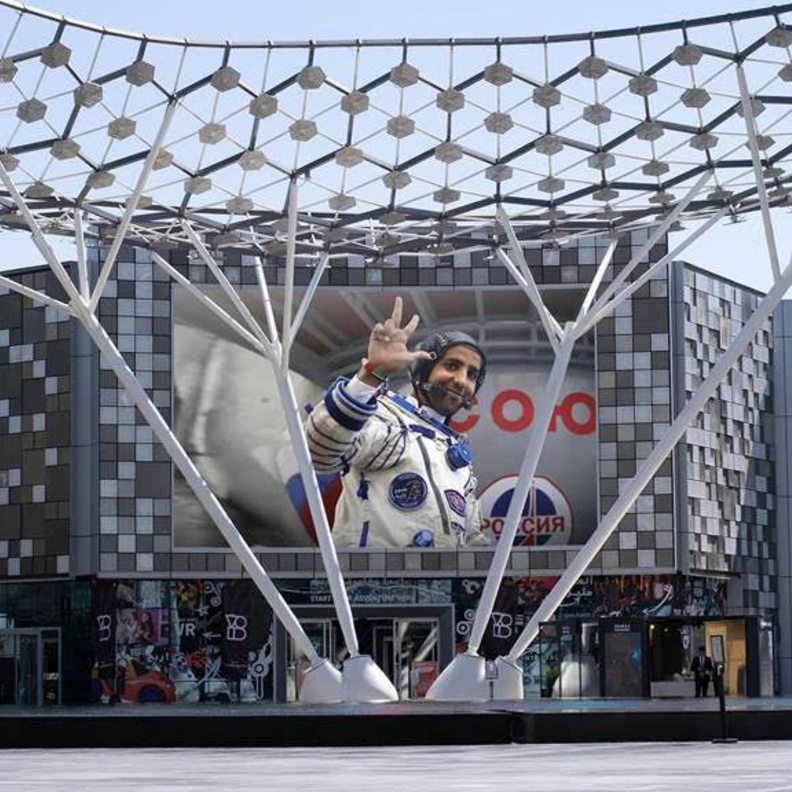 شاهدوا انطلاق هزاع المنصوري في رحلته إلى الفضاء في شاشة كبيرة في سيتي ووك دبي