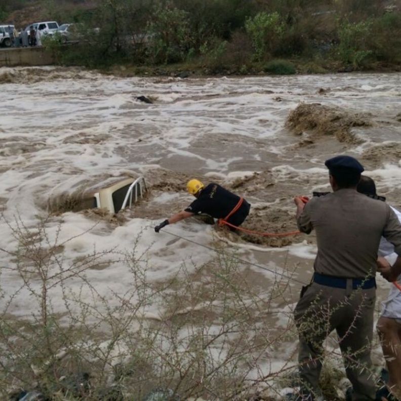  معاناة الدفاع المدني مع مخالفي الأنظمة