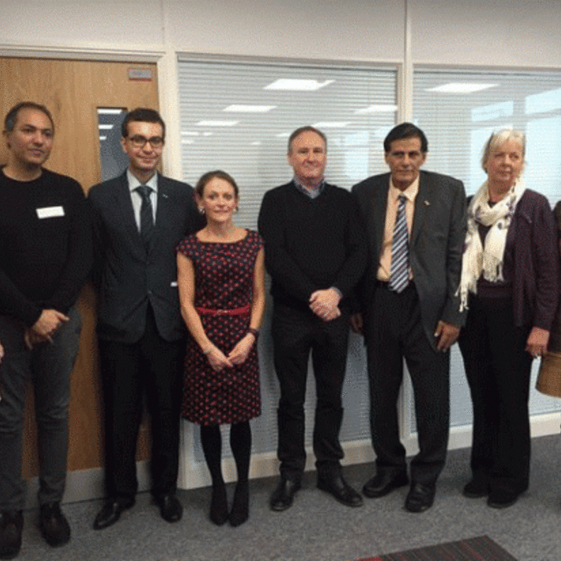 أهل شيماء مع أستاذة الجامعة 