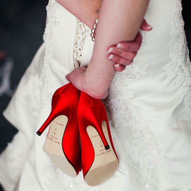 لاطلالة متميزة اختاري الحذاء الأحمر مع فستان الزفاف