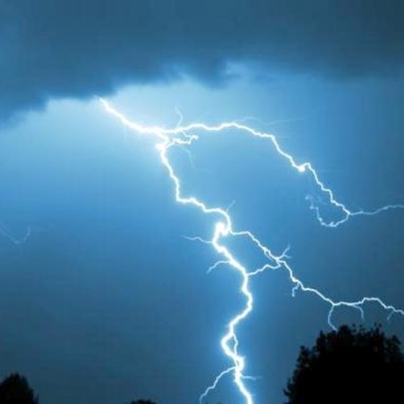 تزامناً مع هطول الأمطار في المملكة.. كيف تتفادون الصواعق؟