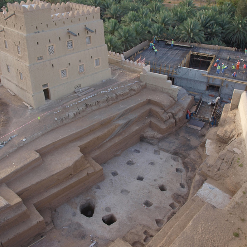 منشآت صناعية أثرية تعود إلى العصر الحجري بمعرض القبو الأثري في العين