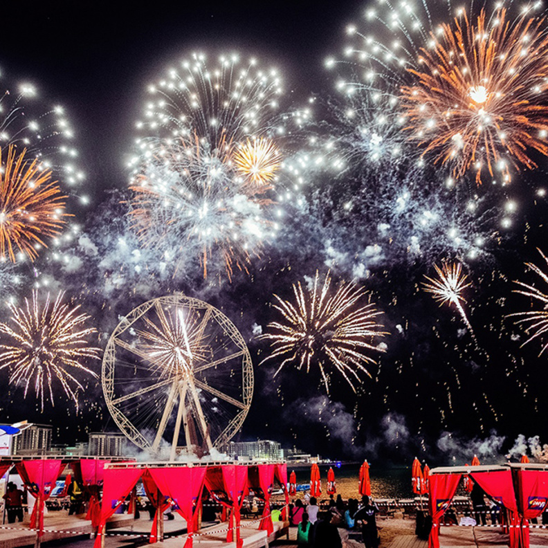 الألعاب النارية والرقصات التراثية في احتفالات "ذا بييتش" في اليوم الوطني للإمارات