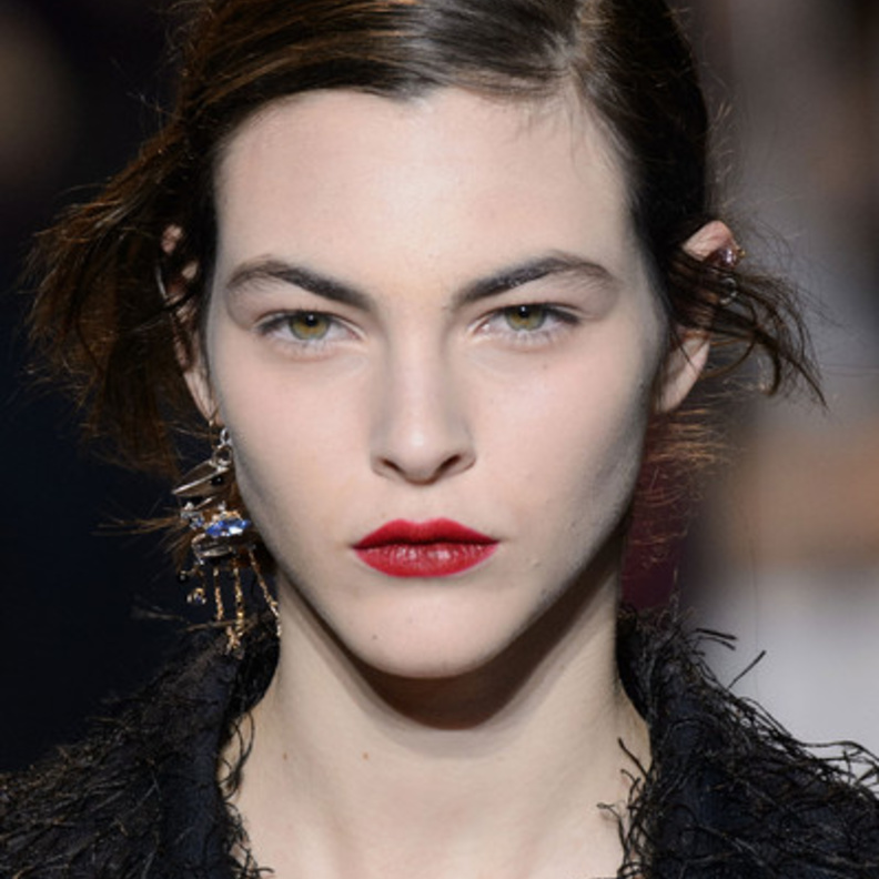 عفوية الشعر الجانبي مع الحمرة البارزة