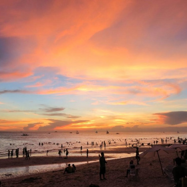 مغيب الشمس في بوراكاي