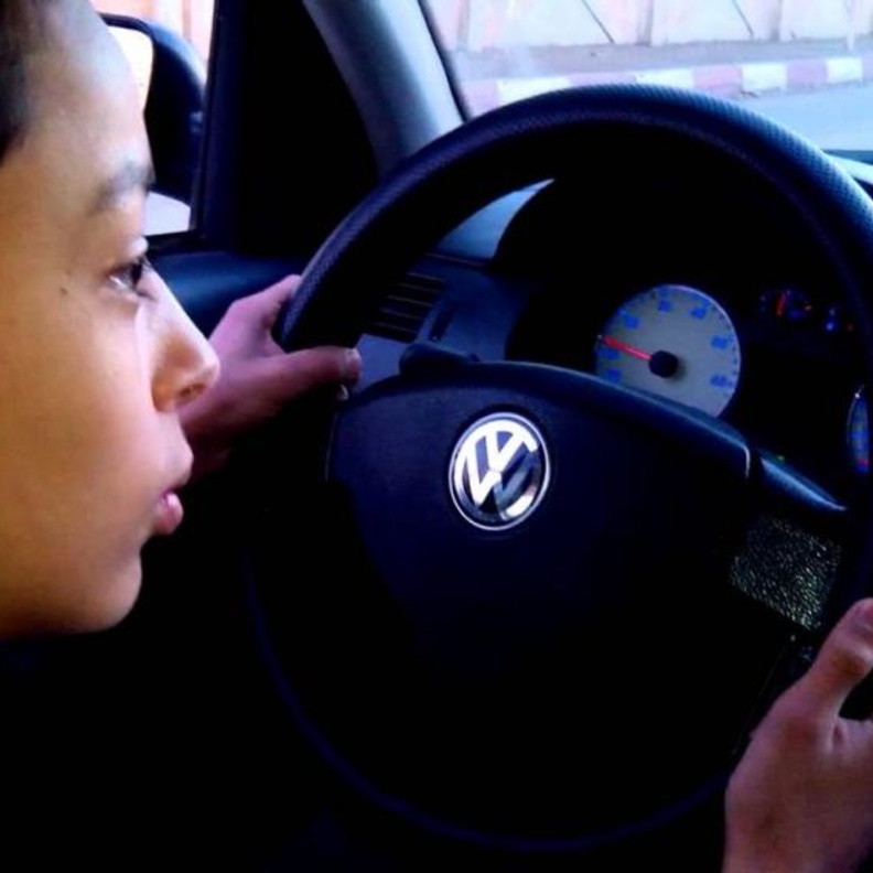 قيادة الطفل للسيارة جريمة يعاقب عليها والداه 