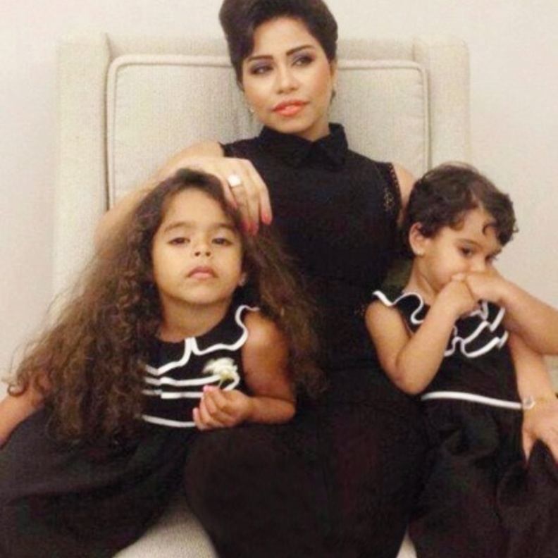 شيرين عبدالوهاب مع طفلتيها هنا ومريم