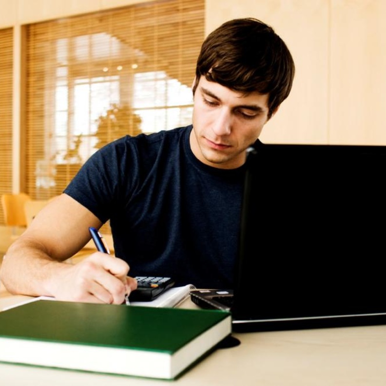 بالفيديو: إبن يفاجئ والديه قبل بيع منزلهما في مزاد علني!