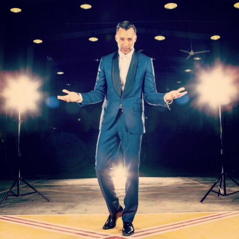 يختار البدلات بالقصّات العصرية