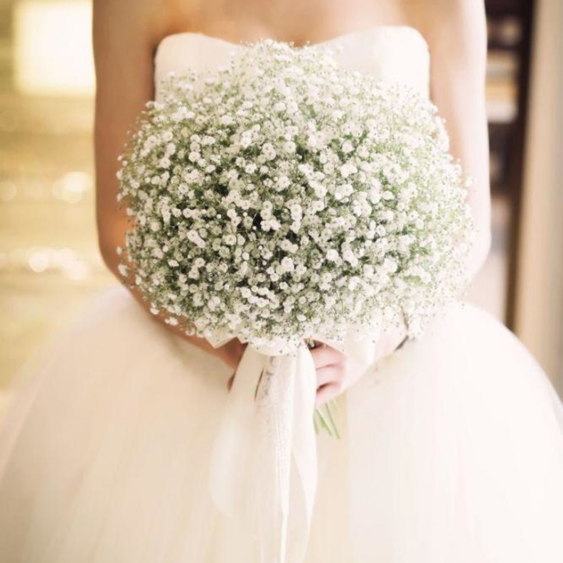 جمال باقة الجيبسوفيلا في يد العروس