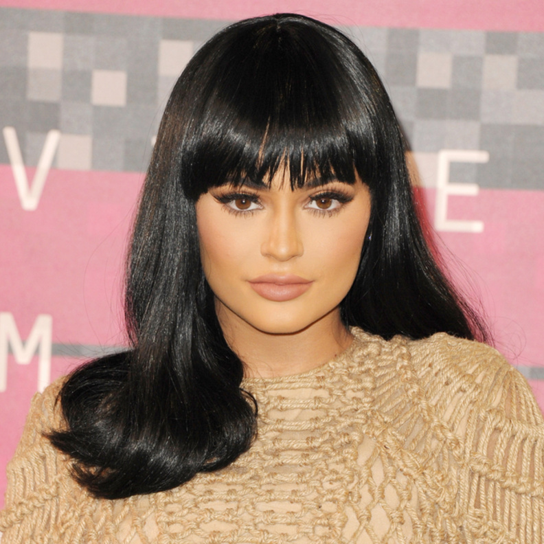 كيلي جينر بالشعر الاسود