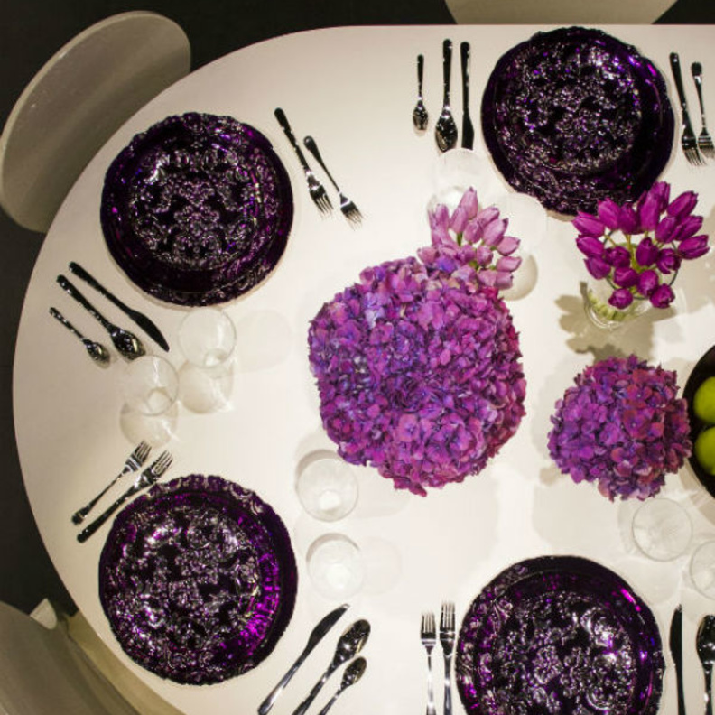 رشة لونية جميلة بالزهور والاطباق على المائدة الرمضانية.