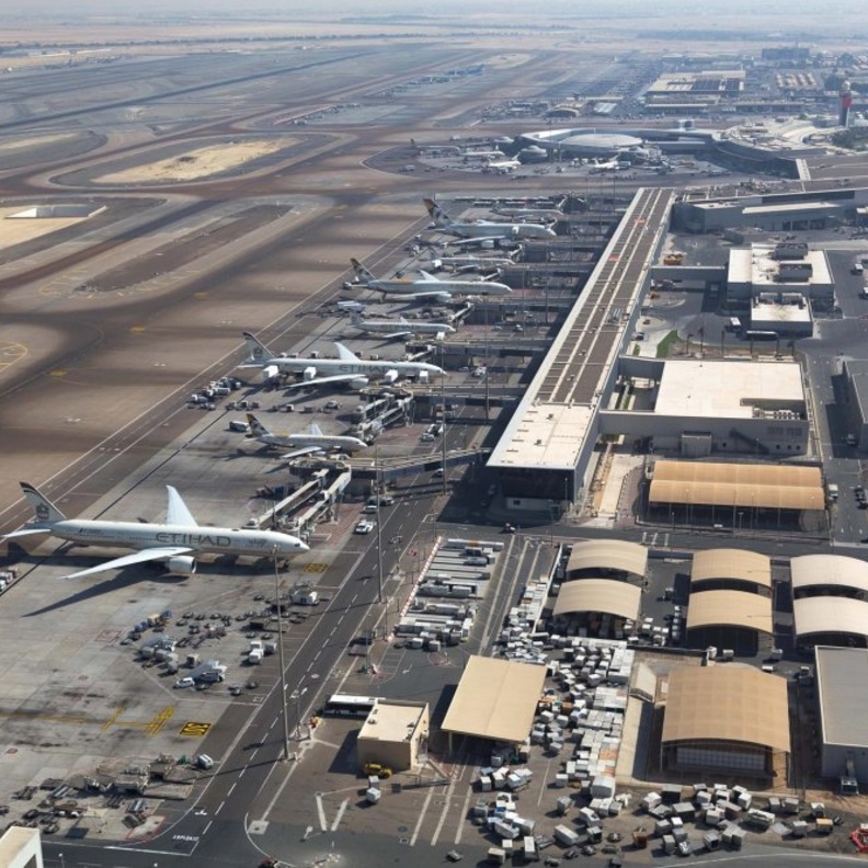 مطارات أبوظبي تطلق بوابة شاملة للخدمات الإلكترونية للمنطقة الحرة