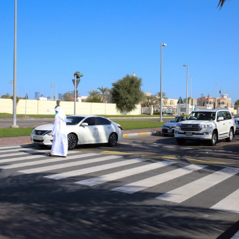 500 درهم و6 نقاط مرورية مخالفة "عدم إعطاء أولوية للمشاة" في أبوظبي