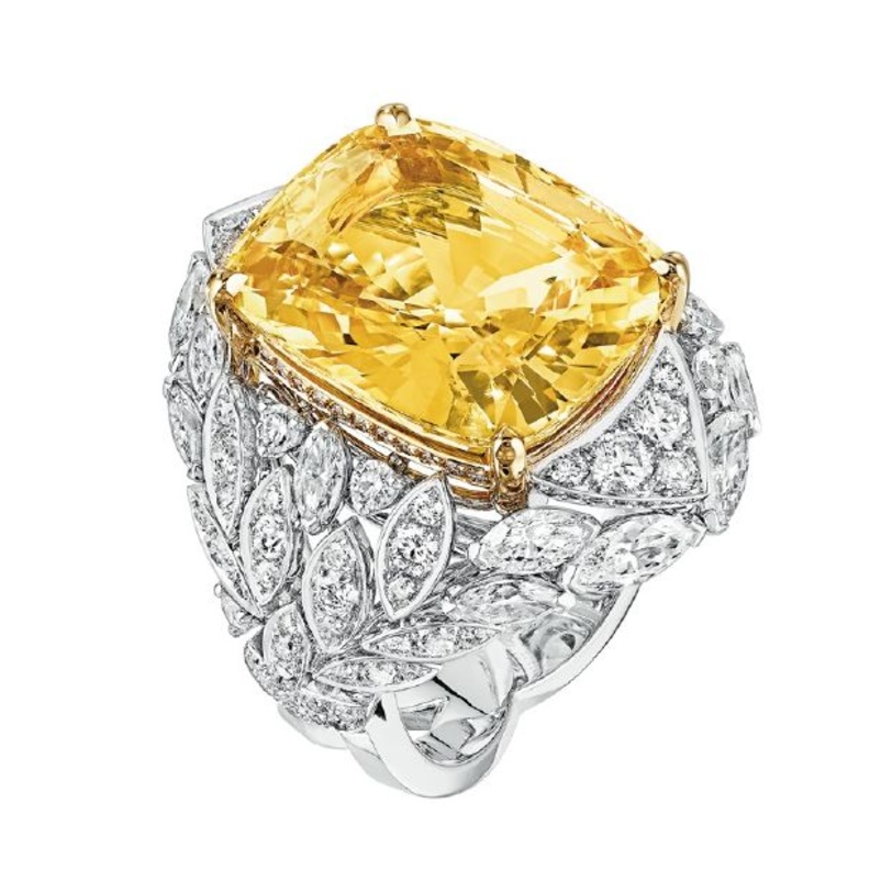 خاتم شانيل مرصعا بالياقوت الأصفر والماس