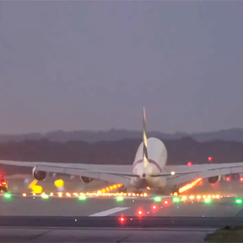 "امسكني إذا استطعت" .. رد طيران الإمارات على السيارة التي تلاحقها!