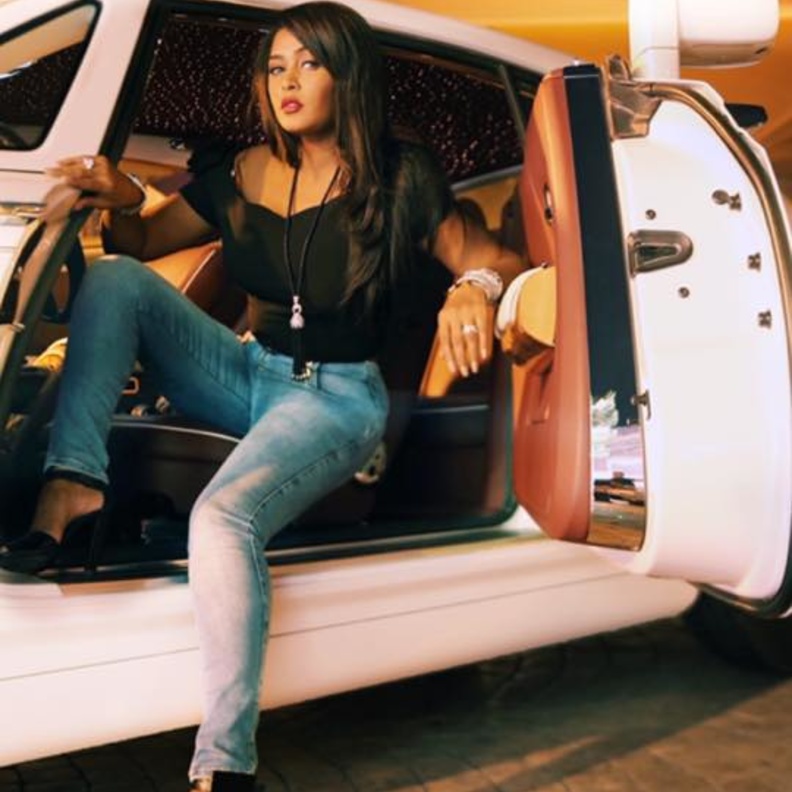 الفنانة وعد داخل سيارتها