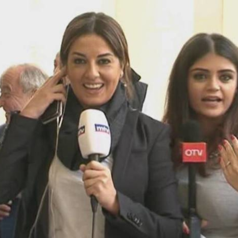 بالفيديو.. مذيعة الـOtv تطيح بمذيعة الـmtv بـ "دفشة"