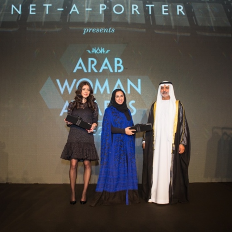 الشيخ نهيان بن مبارك آل نهيان يسلم جائزة الطاقة للدكتورة نوال الحوسني 