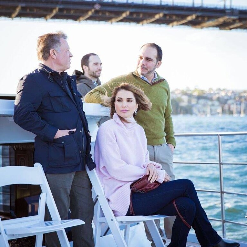 الملكة رانيا بصحبة زوجها الملك عبد الله وأشقائه في جولة بالقارب خلال رحلتهم في سيدني