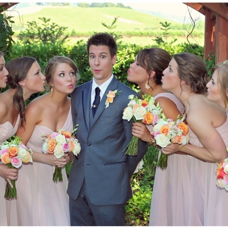 العريس محاط بالوصيفات