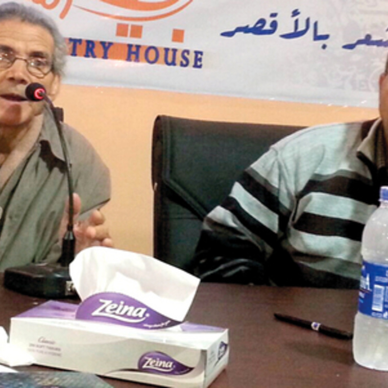 الشاعر الشهاوي يلقي أشعاره أثناء الأمسية 