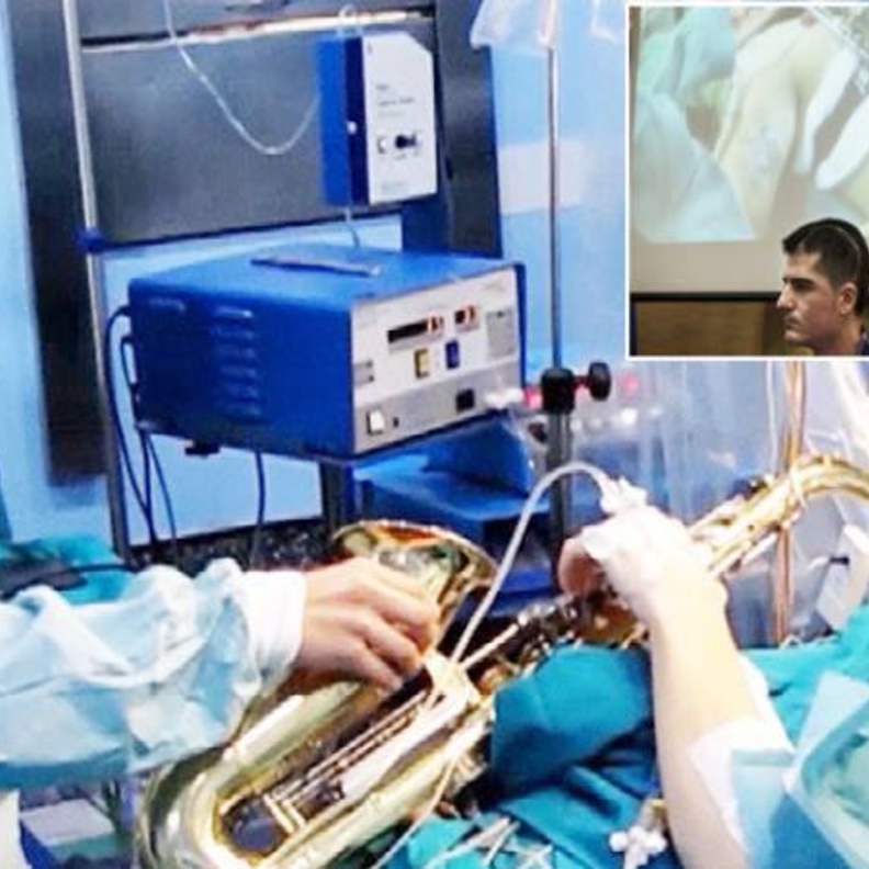 بالفيديو مريض يعزف على آلة موسيقية أثناء إزالة ورم من دماغه