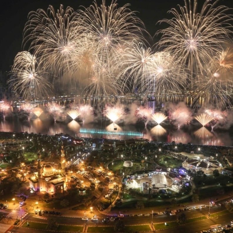 أضخم عرض للألعاب النارية لاستقبال العام الجديد في واجهة المجاز المائية بالشارقة