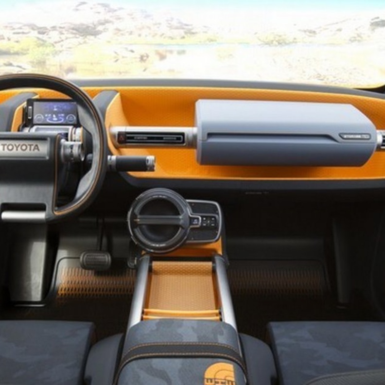 السيارة من الداخلة