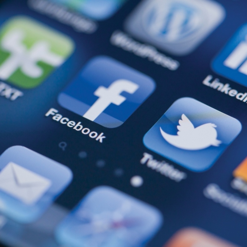 السعوديين الأكثر استخدلام لجميع مواقع التواصل 