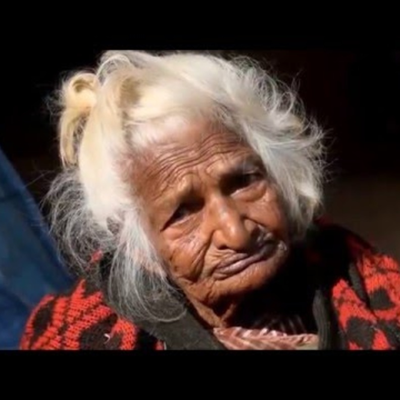 بالفيديو: معمّرة نيبالية تكشف سراً غريباً لطول عمرها!!