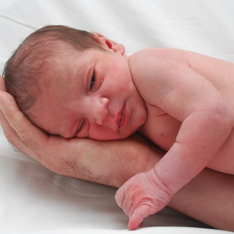 أم تقتل طفلتها خنقاً بعد ساعة من ولادتها!