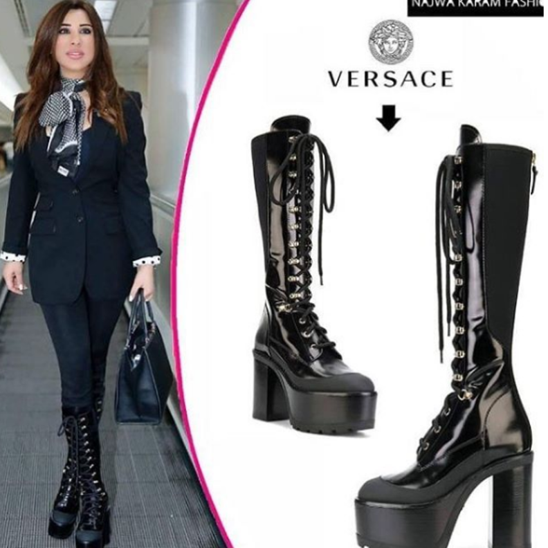 نجوى كرم نسقا اطلالتها مع جزمة عالية من فيرساتشي Versace 