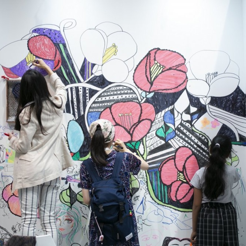 فنون العالم دبي .. يعود  مع باقة من الأعمال المحلية والعالمية من الرسم والفنون