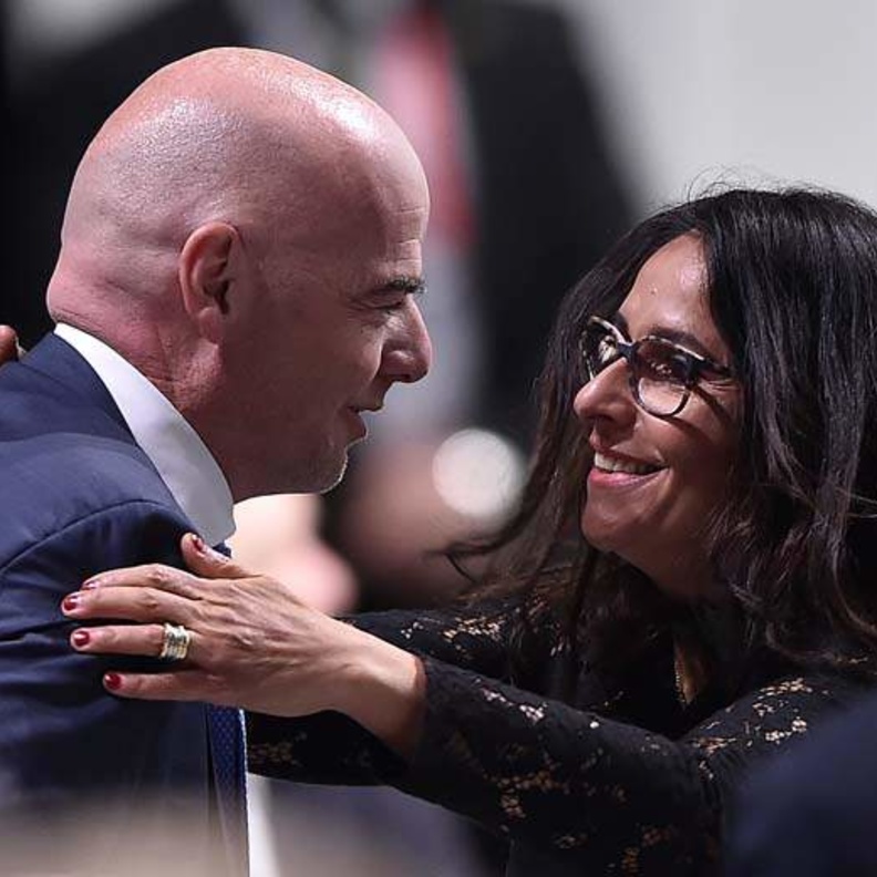 لينا الأشقر السيدة الأولي للفيفا تهنىء زوجها