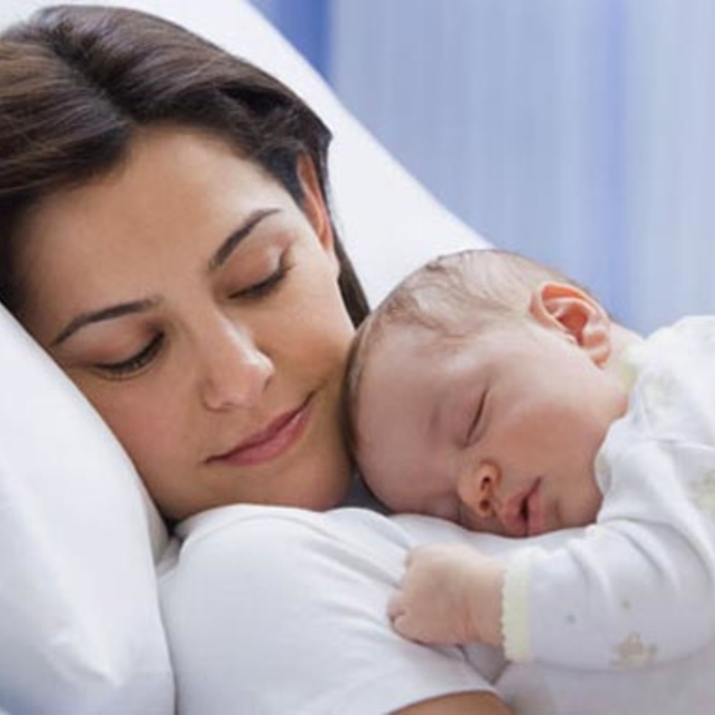 للأمهات الجديدات .. أخطاء قاتلة يجب تجنبها حفاظاً على نمو وتطور المولود