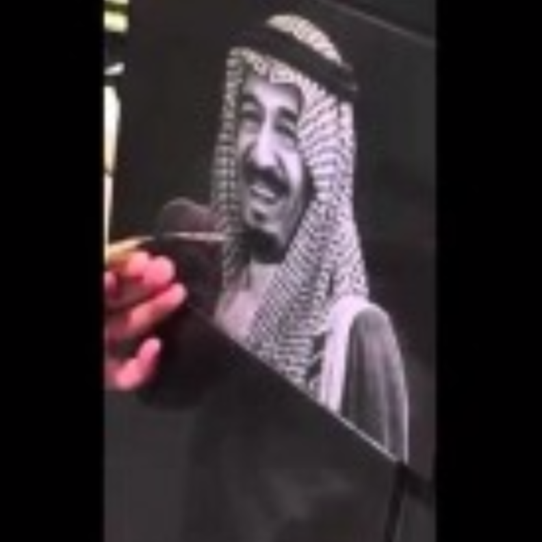 صورة الملك سلمان على لوح الرخام