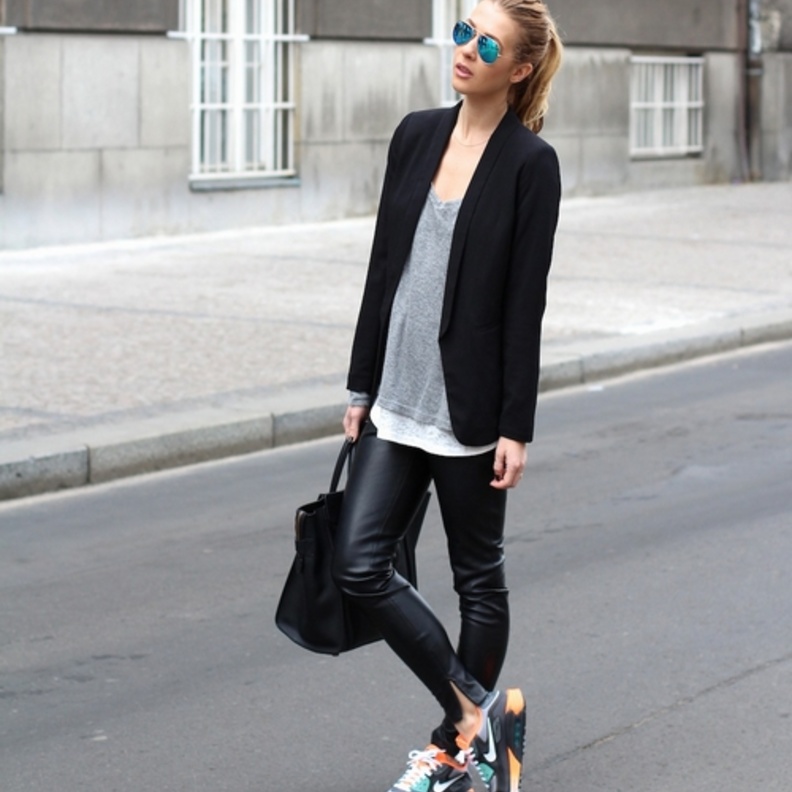 لوك كاجوال بسيط مع حذاء رياضي ملون وسترة