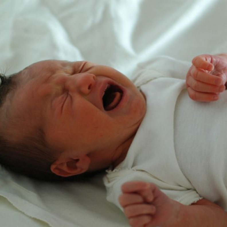 رضيع ينبض قلبه في مغسلة الاموات