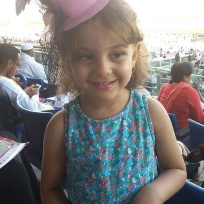 الطفلة حنين هشام في إطلالة خلابة في كأس دبي أمس