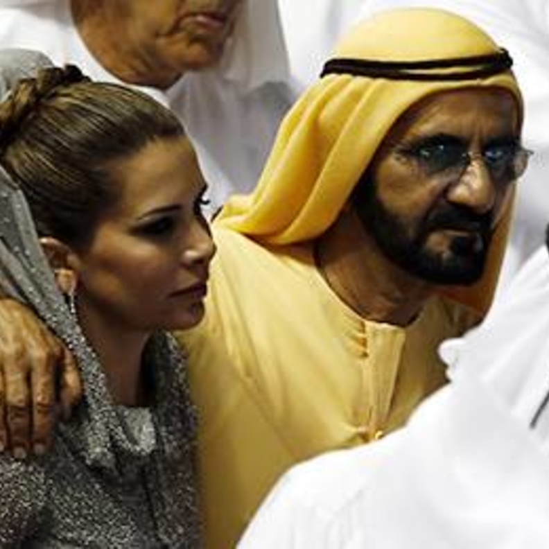 الشيخ محمد بن راشد آل مكتوم في لحظة رومانسية مع زوجته الأميرة هيا بنت الحسين خلال كأس دبي العالمي بالأمس