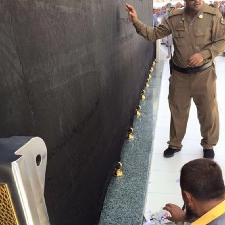 ستار الكعبة بعد التثبيت