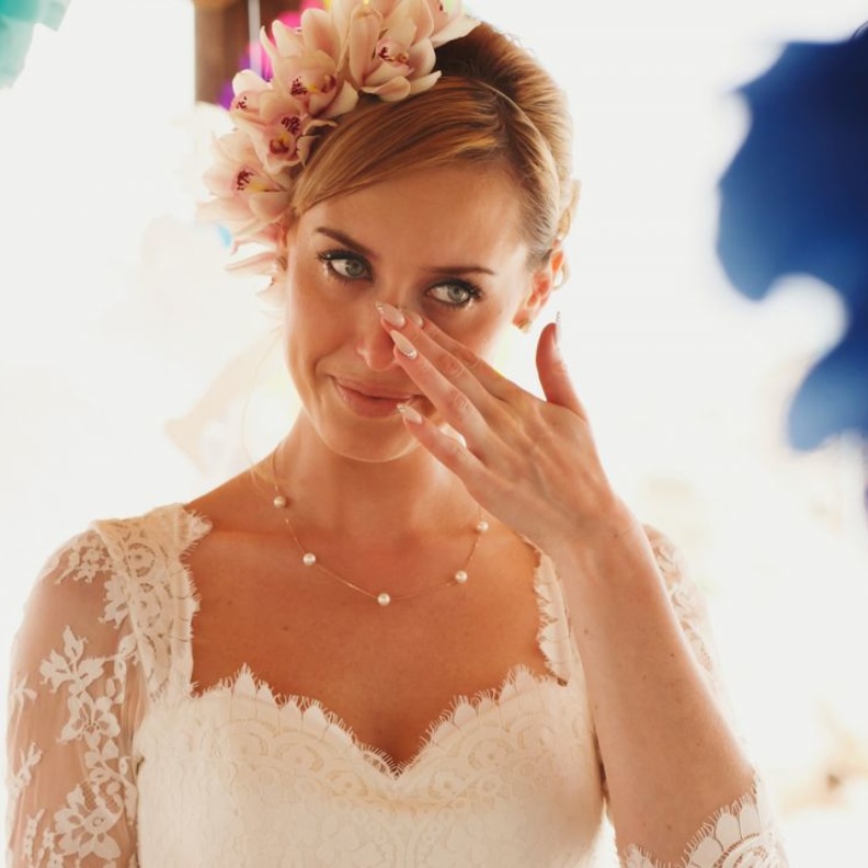 كل عروس تبكي في حفل زفافها