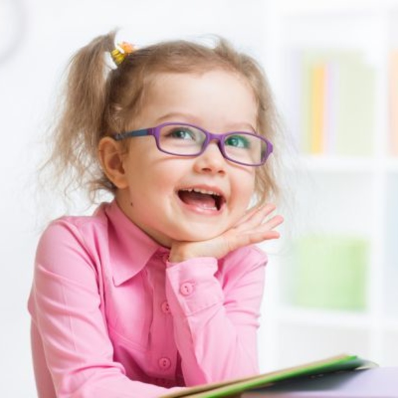 10 علامات تؤكد ضعف بصر طفلك .. انتبهي لها جيدا