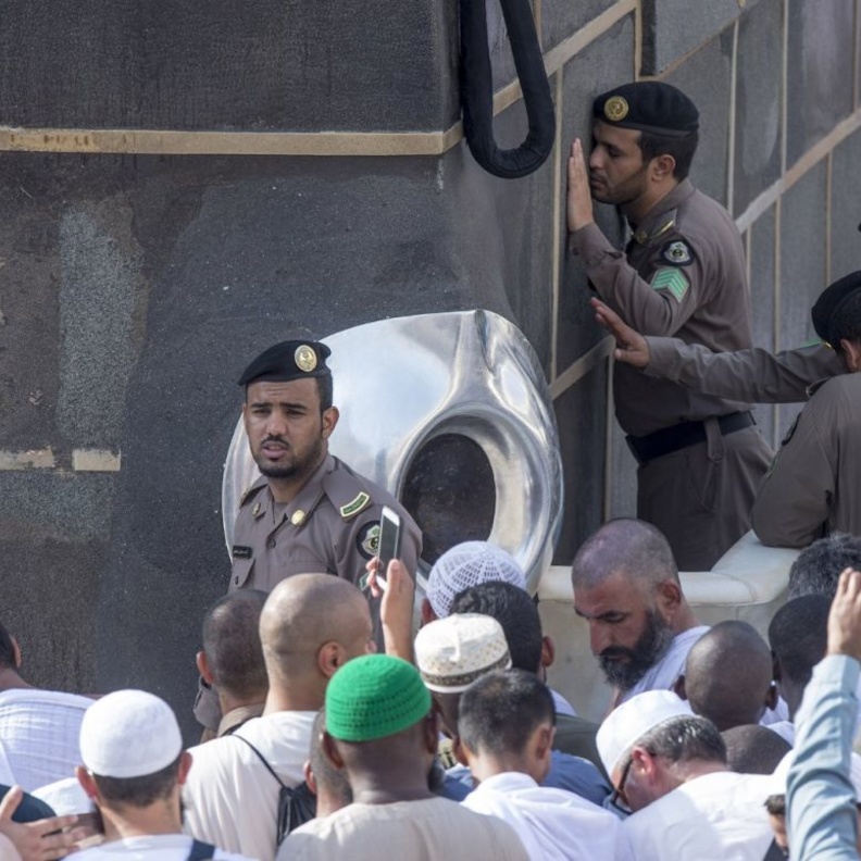 لغات متعددة يتقنها رجال الامن للتواصل مع زوار بيت الله