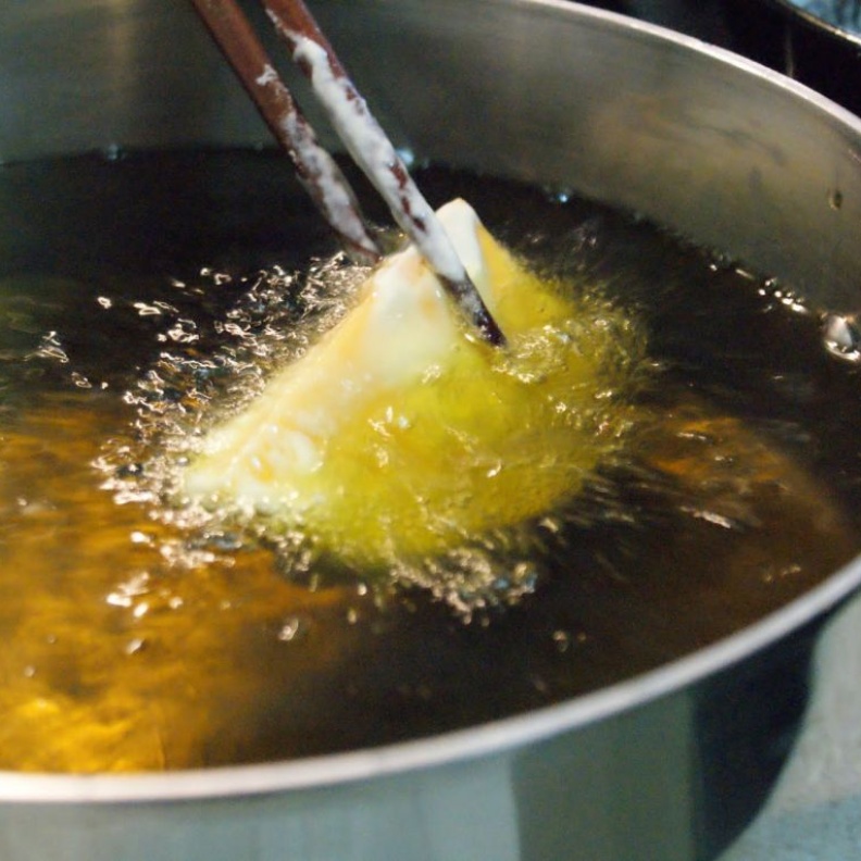 عاملة منزل تحرق فتاة صغيرة بزيت القلي