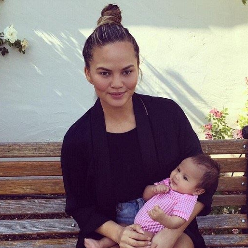 جون ليجند يشارك صورة زوجته كريسي تايجن وابنته لونا عبر حسابه على الانستقرام